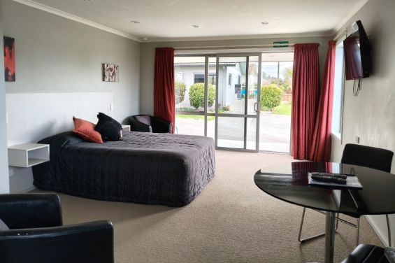 Studio West - queen-size bed